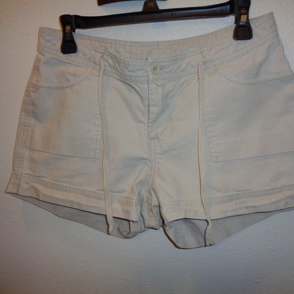 Junior's Khaki Shorts Size 11 - Picture 5 of 10